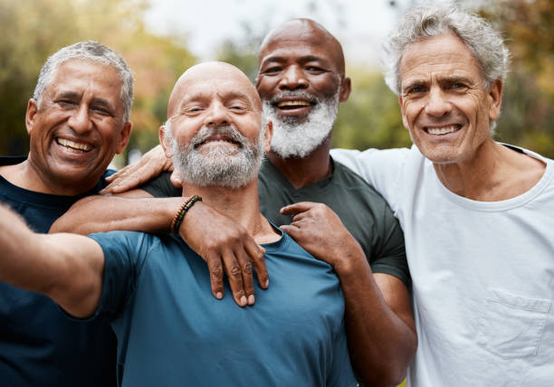 노인, 남성 그룹 및 피트니스 셀카가 함께 공원에서 노인 건강 또는 웰빙 미소를 위해. 행복한 은퇴, 친구 초상화 또는 다양성, 팀워크 또는 야외 훈련의 러너 클럽 - 남자의 우정 뉴스 사진 이미지