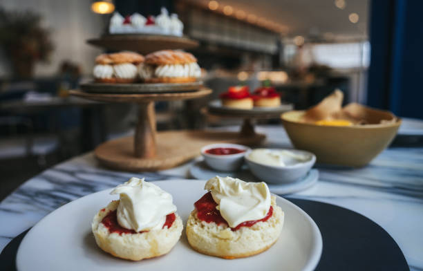 focaccine dolci con marmellata e panna - afternoon tea scone tea cream foto e immagini stock