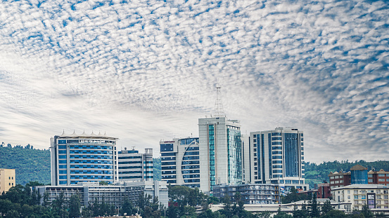 Paisaje de modernos edificios de oficinas bajo un cielo azul nublado en Kigali, Ruanda photo