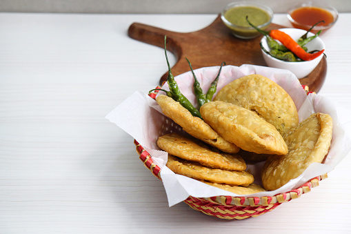 Shegaon Kachori or aloo pyaz ki kachodi served with green and red Chutney. Fried green chilies. it's a favorite Tea time snack, stuffed with lentils and spices mixture inside the dough. Deep fried.