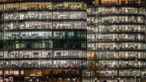 Día a noche Lapso de tiempo de gente de negocios abarrotada que trabaja y se reúne en un edificio de negocios de oficinas en Londres