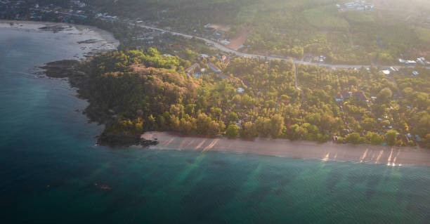 vista aerea di long beach al tramonto, a koh lanta, krabi, tailandia - length south high up climate foto e immagini stock