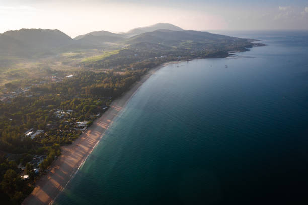 vista aerea di long beach al tramonto, a koh lanta, krabi, tailandia - length south high up climate foto e immagini stock