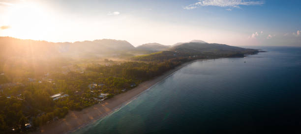 vista aerea di long beach al tramonto, a koh lanta, krabi, tailandia - length south high up climate foto e immagini stock