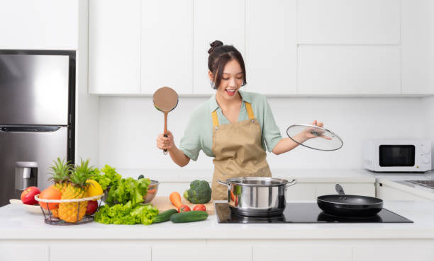 portrait d’une femme au foyer dans la cuisine à la maison - asian cuisine food asian ethnicity vietnamese cuisine photos et images de collection