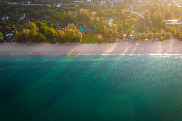 vista aerea di long beach al tramonto, a koh lanta, krabi, tailandia - length south high up climate foto e immagini stock