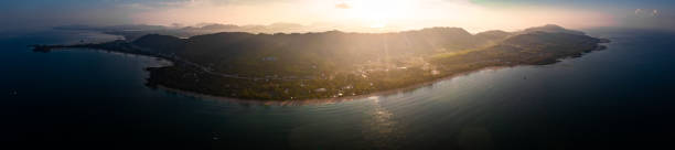 vista aerea di long beach al tramonto, a koh lanta, krabi, tailandia - length south high up climate foto e immagini stock