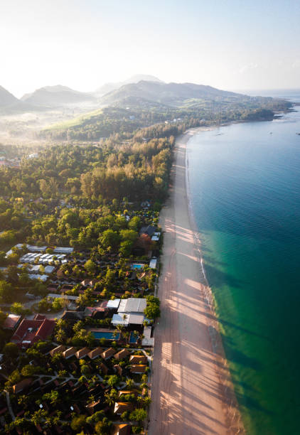 vista aerea di long beach al tramonto, a koh lanta, krabi, tailandia - length south high up climate foto e immagini stock