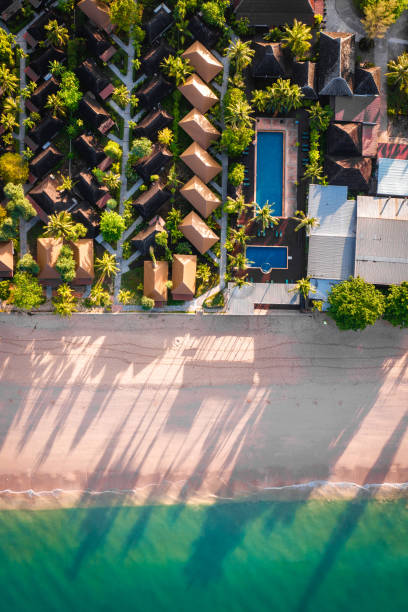 vista aerea di long beach al tramonto, a koh lanta, krabi, tailandia - length south high up climate foto e immagini stock