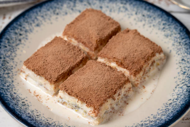 baklava fría sobre un fondo de madera blanca. baklava con leche y pistacho. delicias de cocina mediterránea. cerrar - baklawa fotografías e imágenes de stock