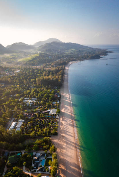 vista aerea di long beach al tramonto, a koh lanta, krabi, tailandia - length south high up climate foto e immagini stock