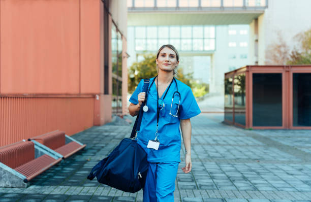 representación de la vida cotidiana de una enfermera que va a trabajar - portrait doctor paramedic professional occupation fotografías e imágenes de stock