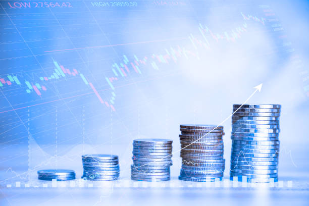 Coins are laid in graph.Business success concept wealth stock investment.Business in the digital age.Digital transformation for next generation technology.Technology is growing by leaps and bounds las monedas se colocan en el gráfico. concepto de éxito empresarial de inversión en acciones de riqueza. los negocios en la era digital. transformación digital para tecnología de próxima generación. la tecnología está creciendo a pasos agigantados