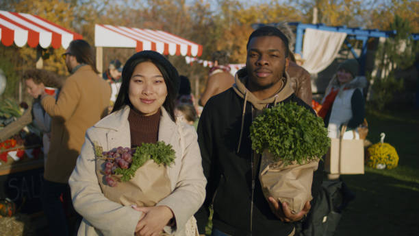 różnorodna para po zakupach na targu rolników - farmers market agricultural fair vegetable child zdjęcia i obrazy z banku zdjęć