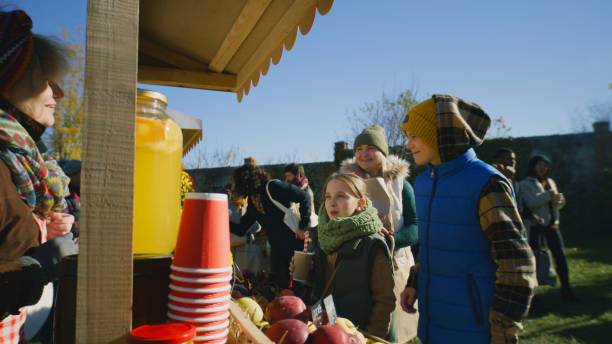 madre con due bambini che comprano l'anguria - market farmers market agricultural fair child foto e immagini stock