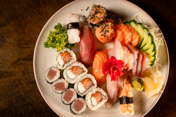 sushi de alimentos - sushi lifestyles japanese culture freshness fotografías e imágenes de stock
