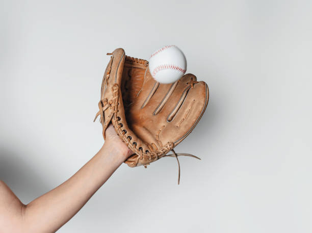 le baseball est pris dans un gant de baseball usé. - baseball baseballs catching baseball glove photos et images de collection