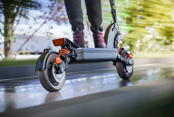 街を駆け抜ける電動スクーターの高速ライド – 後輪の接写、モーションブラー効果 - motorcycle biker sport city ストックフォトと画像