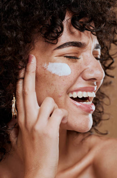 mulher feliz, creme facial e beleza, produto de maquiagem e protetor solar tratamento facial para brilho estético. modelo jovem, sardas faciais e loção corporal, cosméticos e cuidados saudáveis com a pele, bem-estar e melasma - beauty spa human face beauty beauty treatment - fotografias e filmes do acervo