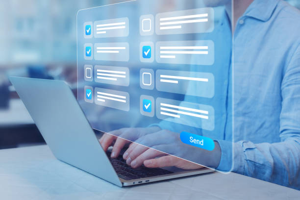 Questionnaire, quiz, assessment, or survey form with checkboxes on computer screen. Person answering online test with yes-no questions. Opinion, feedback, knowledge, marketing, business concept. cuestionario, cuestionario, evaluación o formulario de encuesta con casillas de verificación en la pantalla de la computadora. persona que responde a la prueba en línea con preguntas de sí-no. opinión, feedback, conocimiento, marketing, concepto de ne