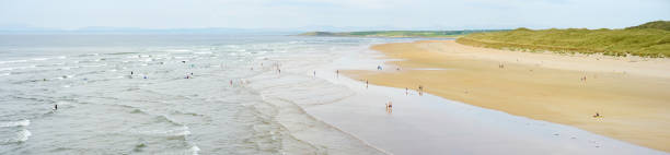 Spectacular Tullan Strand, one of Donegal's renowned surf beaches, framed by a scenic back drop provided by the Sligo-Leitrim Mountains. Spectacular Tullan Strand, one of Donegal's renowned surf beaches, framed by a scenic back drop provided by the Sligo-Leitrim Mountains. Wide flat sandy beach in County Donegal, Ireland. bundoran stock pictures, royalty-free photos & images