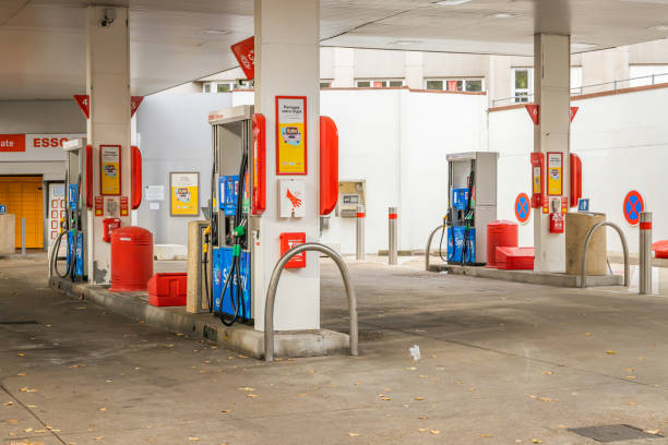 Empty Esso gas station with no gasoline available during a refinery strike in Issy-les-Moulineaux Empty Esso gas station with no gasoline available during a refinery strike in Issy-les-Moulineaux, France esso gas station stock pictures, royalty-free photos & images