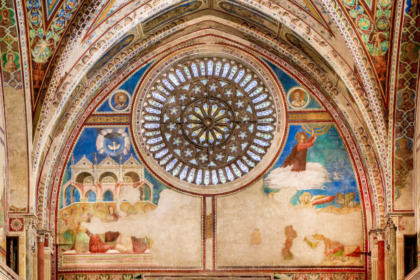 움브리아의 중세 도시 아시시에 있는 산 프란체스코 대성당 내부의 아름다운 장미 창 - architecture basilica column gothic style 뉴스 사진 이미지