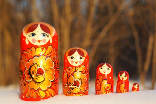 둥지를 틀고있는 인형 그룹이 겨울 숲의 배경에 연속으로 서 있습니다. - russian nesting doll doll small russian culture 뉴스 사진 이미지