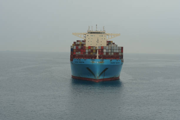 riesiges blaues containerschiff der reederei maersk lines. - harbor editorial industrial ship container ship stock-fotos und bilder
