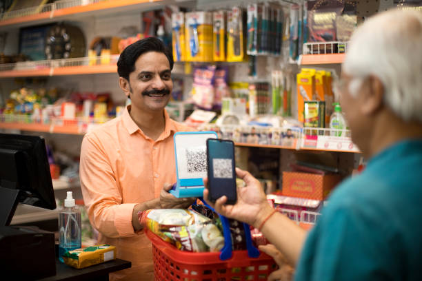 клиент сканирует qr-код со смартфона в магазине - store on the phone supermarket sale стоковые фото и изображения
