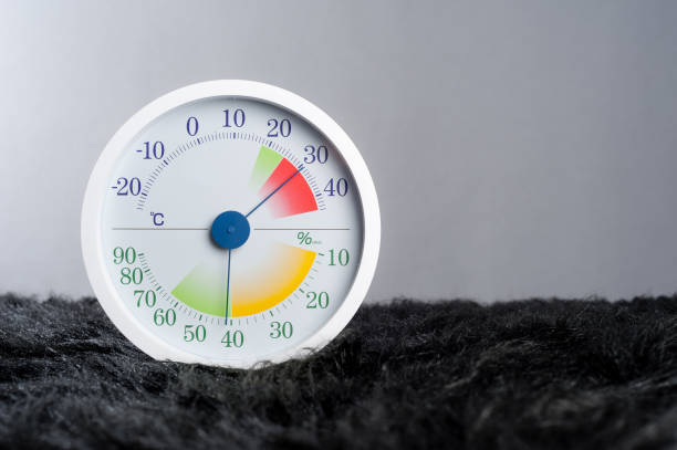 termómetro e higrómetro analógicos - barometer meteorology gauge forecasting fotografías e imágenes de stock