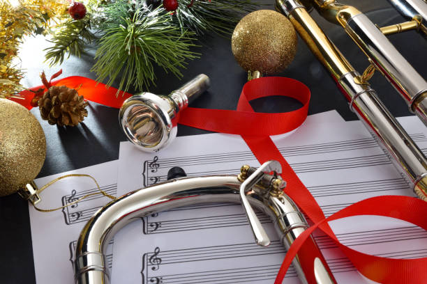 nahaufnahme von posaunenstimmen auf noten weihnachten - musical instrument close up wind instrument brass instrument stock-fotos und bilder