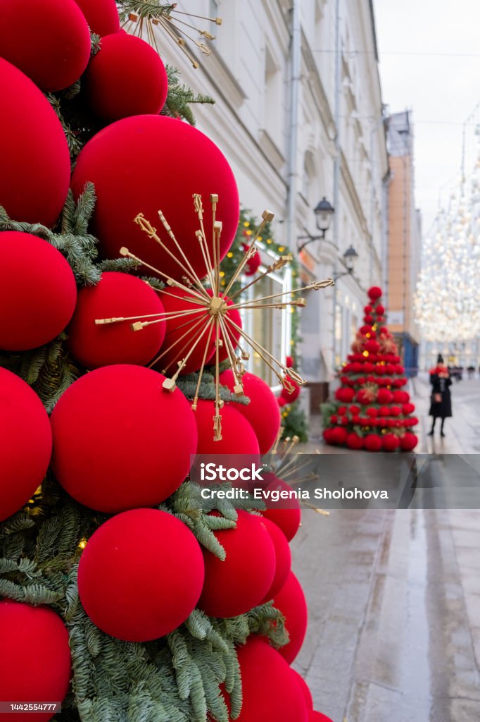 Foto de Decoração De Natal Na Cidade Árvore De Natal Com Grandes Bolas  Vermelhas e mais fotos de stock de 2022 - iStock