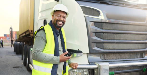 bauarbeiter in der schifffahrt per lieferwagen in der werft. schwarzer lkw-fahrer mit walkie-talkie für logistik, transport und export von frachtcontainern in der distributionsindustrie - talkie stock-fotos und bilder