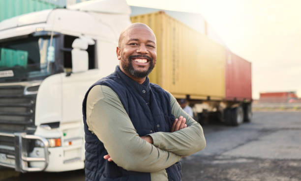 배송, 컨테이너 및 행복한 트럭 운전사는 운송 공급망 또는 창고에서 산업 화물 및 화물을 이동합니다. 미소, 산업 및 흑인 전자 상거래 무역 상품 또는 주식을 운송 할 준비가 된 - 트럭 뉴스 사진 이미지
