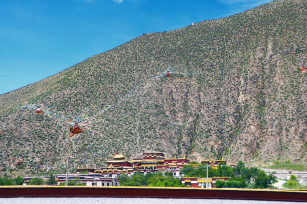devant le monastère de bonpo (yungdrung ling) de yungdrungling (tibet) - bonpo photos et images de collection