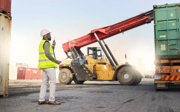 camion, radio e carrello elevatore nella logistica dei container in porto con l'uomo per la spedizione. lavoratore, parla e controlla per la sicurezza delle scorte, del personale e dei veicoli nel settore dei trasporti, delle merci e della catena di approv - warehouse storage room chain freight transportation foto e immagini stock