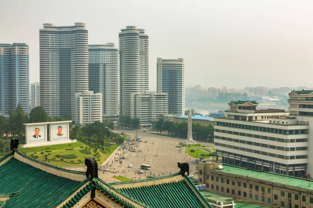 vista de la calle pyongyang. calle sungri - editorial tourist travel destinations bus fotografías e imágenes de stock