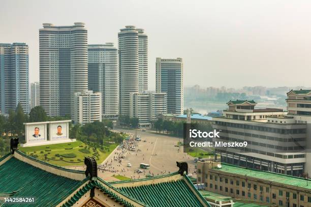 Vista De La Calle Pyongyang Calle Sungri Foto de stock y más banco de imágenes de Corea del Norte - Corea del Norte, Pyongyang, Póster
