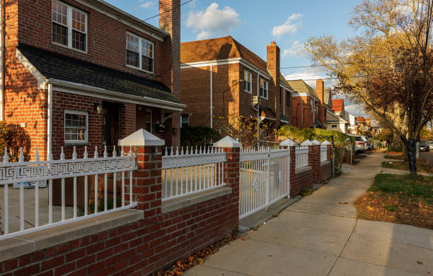 quartiere residenziale a flushing, queens, new york city in autunno in una giornata di sole. - queens foto e immagini stock