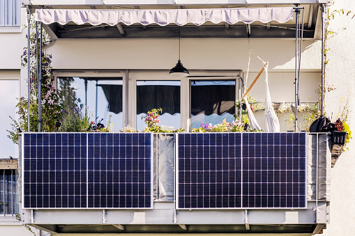 Paneles solares en el balcón del bloque de apartamentos photo