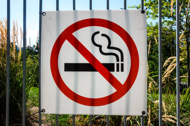 no smoking sign no smoking sign on a fence ottawa river stock pictures, royalty-free photos & images