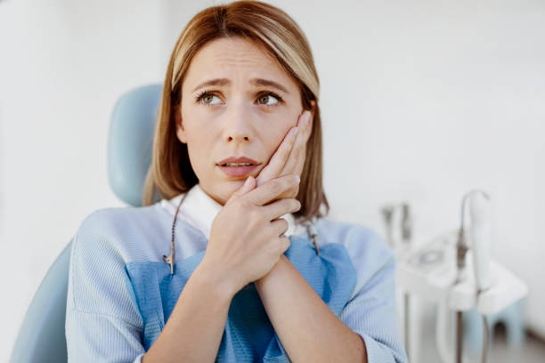 歯茎の痛みの症状 - caucasian cavity clinic color image ストックフォトと画像