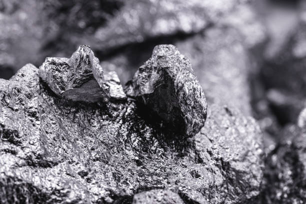 scandium, rare metal, used in industry to improve aluminum, found in some minerals in scandinavia - scandium imagens e fotografias de stock