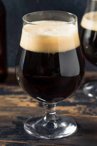 boozy cold craft porter stout beer - bitter beer bottle alcohol beer foto e immagini stock