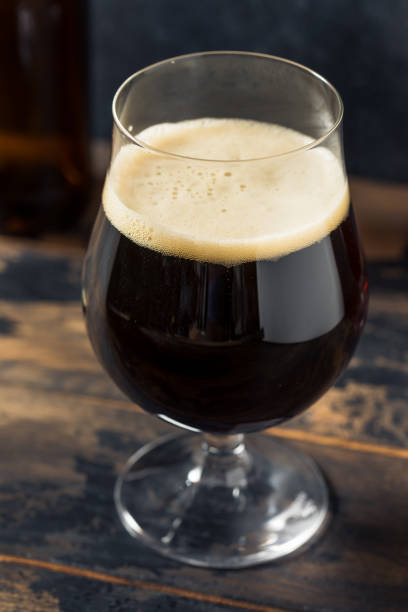 boozy cold craft porter stout beer - bitter beer bottle alcohol beer foto e immagini stock