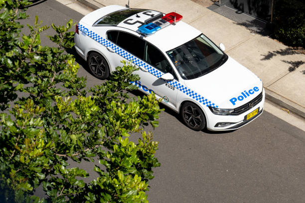 polizeistreifenfahrzeug an der straße - new south wales flash stock-fotos und bilder