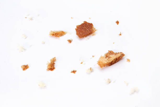 briciole di breaad isolate su priorità bassa bianca - bread bun broken isolated foto e immagini stock