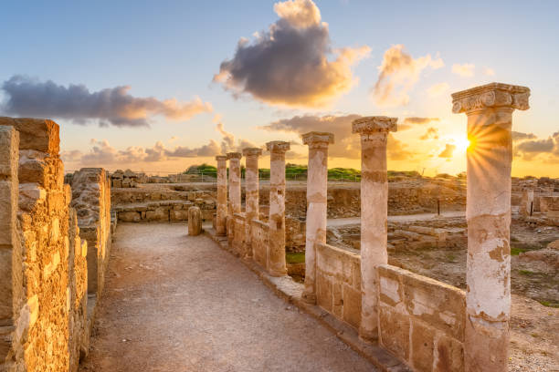 columnas romanas antiguas en el parque arqueológico kato pafos, chipre - paphos fotografías e imágenes de stock