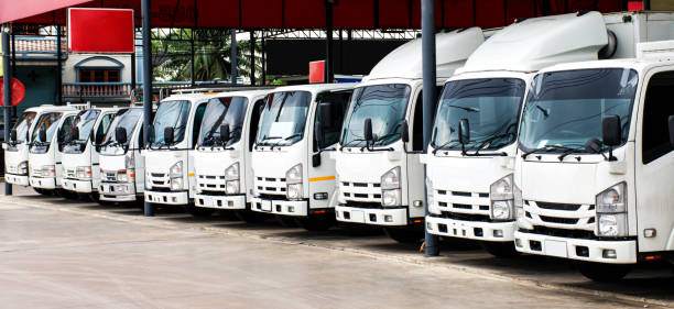 подержанные грузовики припаркованы в автосалоне - commercial land vehicle стоковые фото и изображения